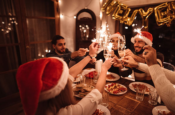 Les traditions du Nouvel An : un groupe trinque ensemble avec du champagne.