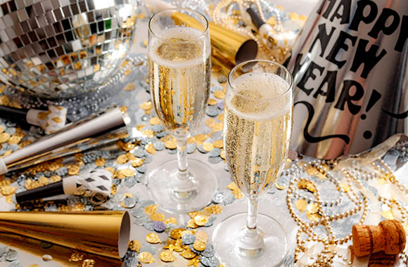 Classic New Year’s Eve table decoration in gold and silver.