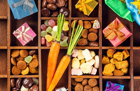 Sinterklaas – lekkernijen, cadeautjes, twee pieten mutsen en wortels. Sinterklaas – lekkernijen, cadeautjes, twee pieten mutsen en wortels.