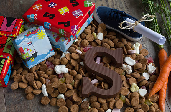 Schoencadeautjes – gevulde schoenen, pepernoten, schuimpjes en een chocoladeletter. Schoencadeautjes – gevulde schoenen, pepernoten, schuimpjes en een chocoladeletter.