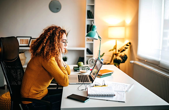 Organisation pendant les études : une étudiante crée son emploi du temps sur son ordinateur.