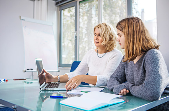 Studienberatung: Beraterin erklärt einer Schülerin Studienmöglichkeiten. Studienberatung: Beraterin erklärt einer Schülerin Studienmöglichkeiten.