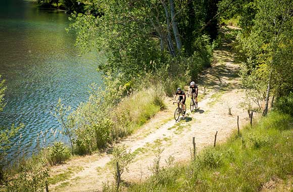 Rowerzysta na szutrowej, leśnej ścieżce w jednej z mazurskich puszczy. Rowerzysta na szutrowej, leśnej ścieżce w jednej z mazurskich puszczy.