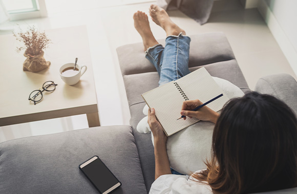 Work-Life-Balance – Vrouw stelt een schema op voor haar bijscholing.