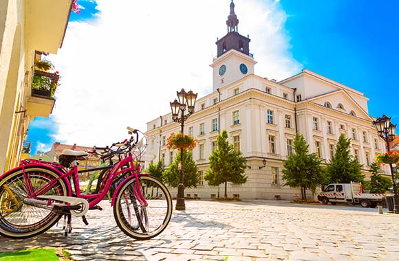Transwielkopolska Trasa Rowerowa: Ratusz i rynek w Kaliszu. Transwielkopolska Trasa Rowerowa: Ratusz i rynek w Kaliszu.