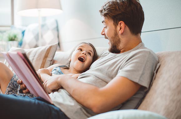 Vater und Tochter lesen gemeinsam ein Buch. Vater und Tochter lesen gemeinsam ein Buch.