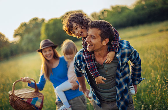 Idea for a nice Father's Day activity: picnic with the family.