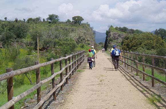 Vía Verde extremeña con senderistas y ciclistas al fondo. Vía Verde extremeña con senderistas y ciclistas al fondo.