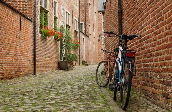 Twee fietsen in een oude straat in Begijnhof Leuven, België. Twee fietsen in een oude straat in Begijnhof Leuven, België.