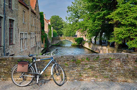 Fiets op een brugje in West Vlaanderen. Fiets op een brugje in West Vlaanderen.