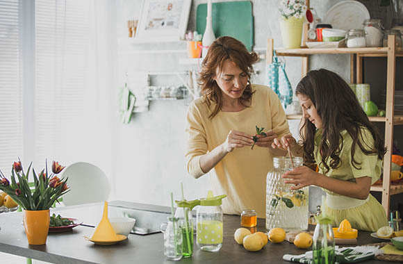 Recepten met zevenblad – Moeder en dochter maken een lekkere limonade van wilde kruiden. Recepten met zevenblad – Moeder en dochter maken een lekkere limonade van wilde kruiden.