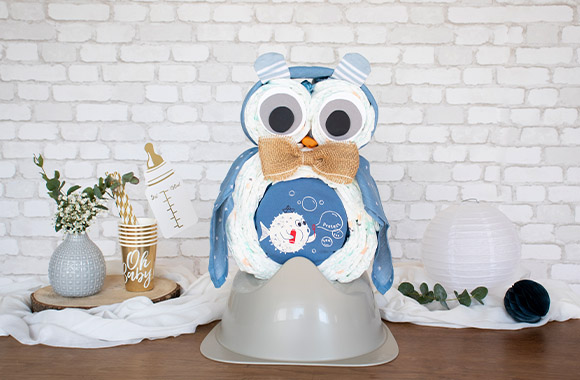 Owl diaper cake for a boy in blue tones.