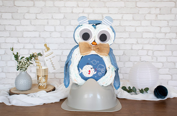 C'est un garçon! Un hibou en couches habillé d'un body sur un pot. C'est un garçon! Un hibou en couches habillé d'un body sur un pot.