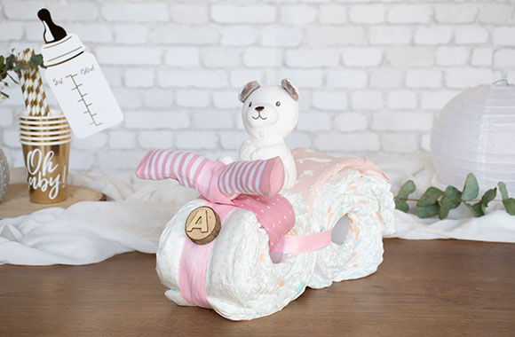 Luiermotor met een knuffel als bestuurdervoor het verwachte meisje. Luiermotor met een knuffel als bestuurdervoor het verwachte meisje.