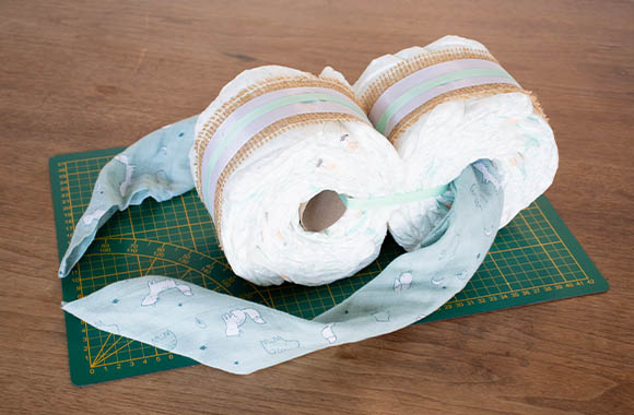 Luiermotor - Gevouwen moltondoek als stuur door het voorwiel steken. Luiermotor - Gevouwen moltondoek als stuur door het voorwiel steken.