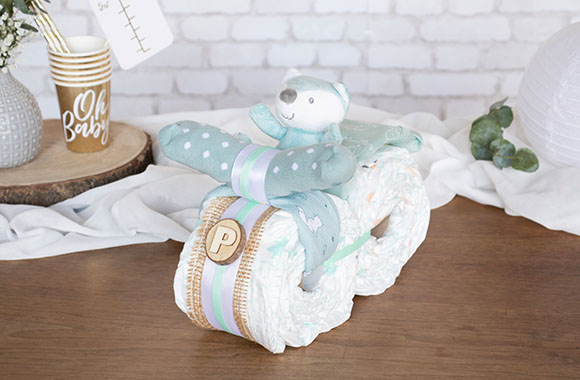 Neutrale luiermotor met een knuffel als bestuurder. Neutrale luiermotor met een knuffel als bestuurder.