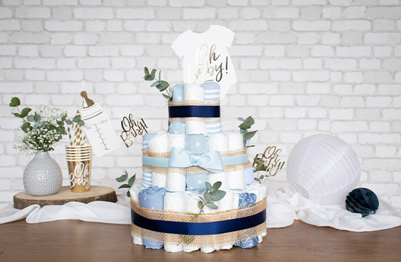 Boys’ nappy cake: Pastel shades of blue create a playful look.