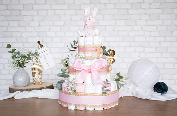 Nappy cake for girls: Decorate a nappy cake for girls with a pink ribbon. Nappy cake for girls: Decorate a nappy cake for girls with a pink ribbon.
