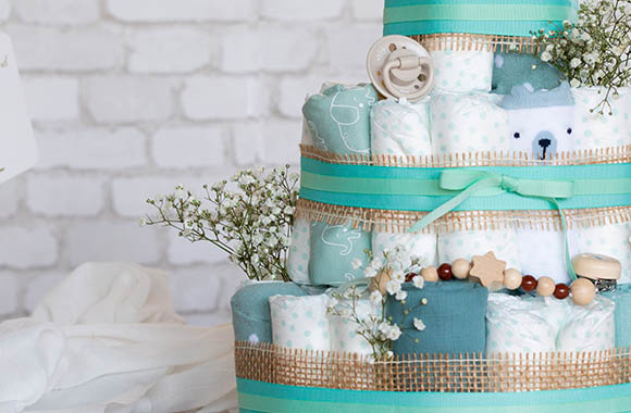 Decorate the nappy cake with pretty bows. Decorate the nappy cake with pretty bows.