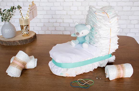 Poussette en couches: créez le le landau de la poussette avec un body et un doudou. Poussette en couches: créez le le landau de la poussette avec un body et un doudou.