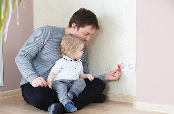 Casa a prova di bambino – Un papà mette in sicurezza un appartamento usando delle copriprese per bambini. Casa a prova di bambino – Un papà mette in sicurezza un appartamento usando delle copriprese per bambini.