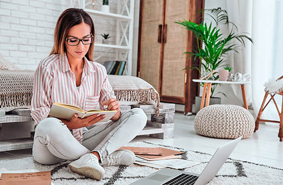 Weiterbildung Möglichkeiten – Frau liest ein Buch im Selbststudium. Weiterbildung Möglichkeiten – Frau liest ein Buch im Selbststudium.