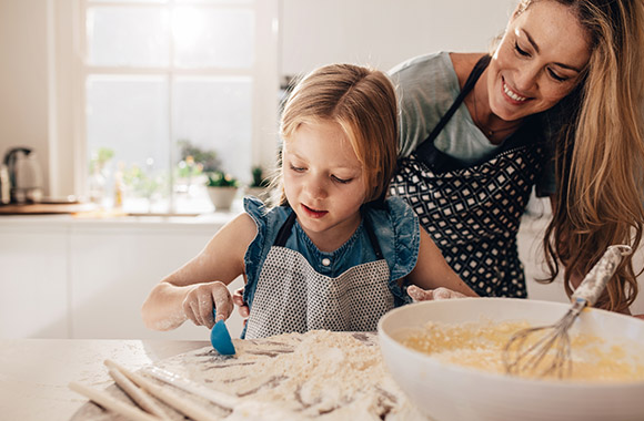Beschäftigung Kinder – Mutter und Tochter machen Zaubersand selbst. Beschäftigung Kinder – Mutter und Tochter machen Zaubersand selbst.