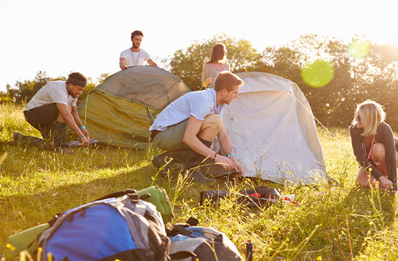 Festival-checklist: festivalgoers setting up their tents.