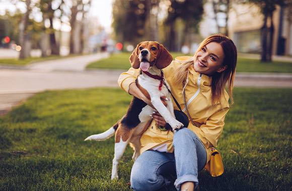 Avere un cane per la prima volta: ragazza al parco con il suo primo cane.