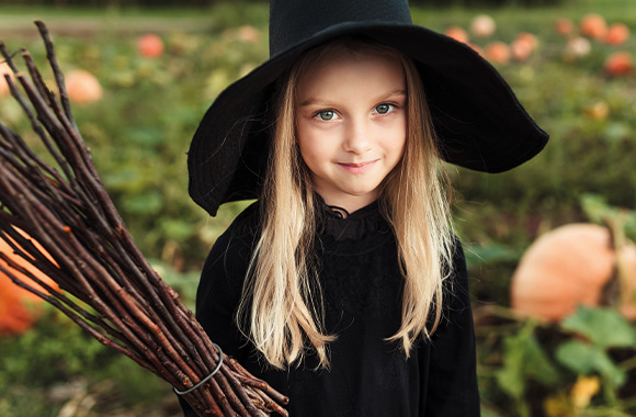 Make your own witch costume for children: a girl wearing a witch costume in black. Make your own witch costume for children: a girl wearing a witch costume in black.