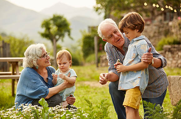 Vacanza con i nonni: nipoti e nonni scoprono le piante presenti nel giardino. Vacanza con i nonni: nipoti e nonni scoprono le piante presenti nel giardino.