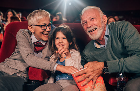Vacanze nonni e nipoti: nonni e nipote guardano un film al cinema. Vacanze nonni e nipoti: nonni e nipote guardano un film al cinema.