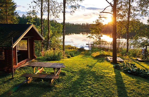 Sustainable accommodation: holiday home on a picturesque lake.