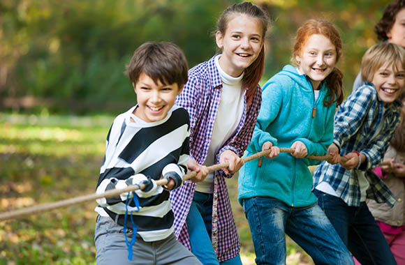 Obóz sportowy – dzieci podczas przeciągania liny.