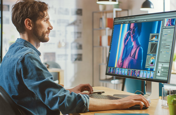 Beelden bewerken - Fotograaf bewerkt een portretfoto.