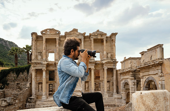 Genres photographiques : un photographe amateur fait de la photographie d’architecture dans des ruines.