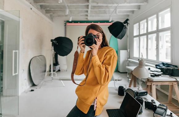 Consigli fotografici – Una fotografa scatta in uno studio.