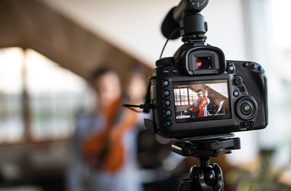 Taking great photos – a photographer using a grid in the display to align their camera.