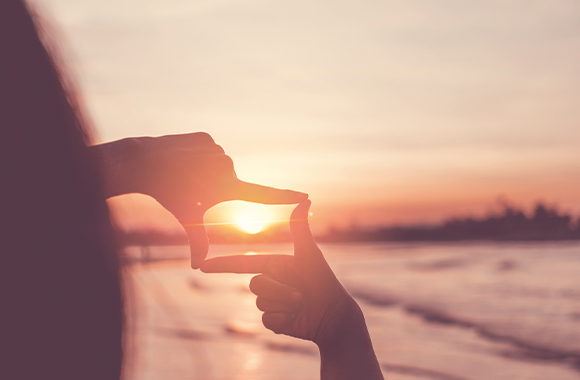 Taking better photos – a woman visualising her photo.