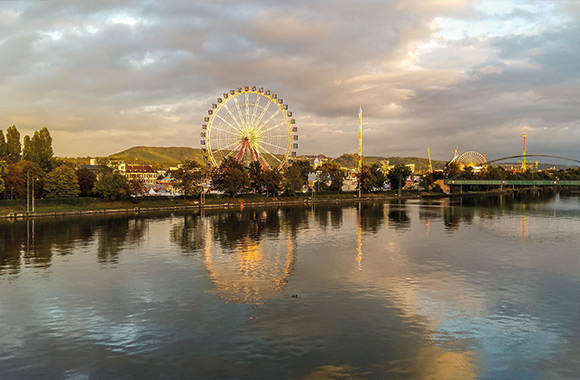 Oktoberfest Italia: un festival della birra su un fiume. Oktoberfest Italia: un festival della birra su un fiume.