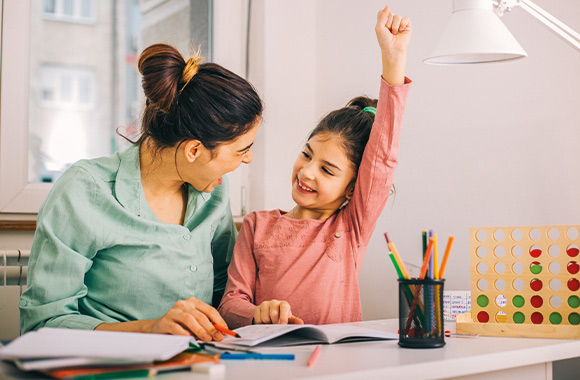 Come far fare i compiti: madre e figlia gioiscono dopo che la bambina ha finito di fare i compiti scolastici. Come far fare i compiti: madre e figlia gioiscono dopo che la bambina ha finito di fare i compiti scolastici.
