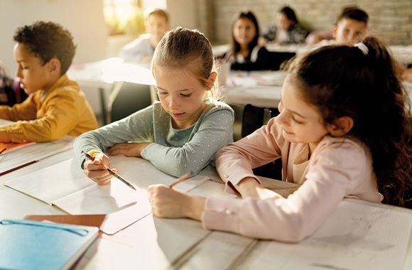 Competenties lager onderwijs – leerling helpt een klasgenoot in de klas. Competenties lager onderwijs – leerling helpt een klasgenoot in de klas.