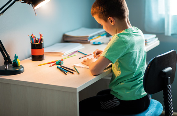 Ambiente di apprendimento: bambino svolge i compiti nella sua cameretta. Ambiente di apprendimento: bambino svolge i compiti nella sua cameretta.