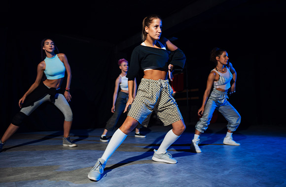 Bailes y danzas grupales: un grupo practica una coreografía de show dance. Bailes y danzas grupales: un grupo practica una coreografía de show dance.