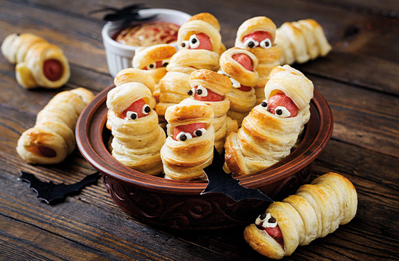 Halloween recipes: savoury puff pastry mummies. Halloween recipes: savoury puff pastry mummies.