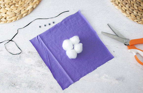 Make your own Halloween garland: how to make a ghost out of fabric. Make your own Halloween garland: how to make a ghost out of fabric.