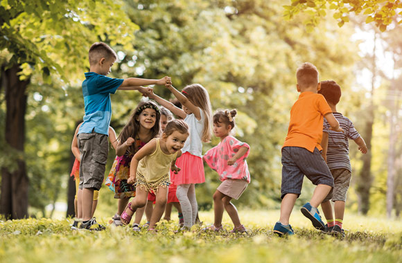 Kinder spielen zusammen im Außenbereich des Kindergartens. Kinder spielen zusammen im Außenbereich des Kindergartens.