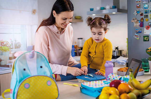 Kindergartentasche – Mutter und Tochter packen zusammen den Kindergartenrucksack. Kindergartentasche – Mutter und Tochter packen zusammen den Kindergartenrucksack.