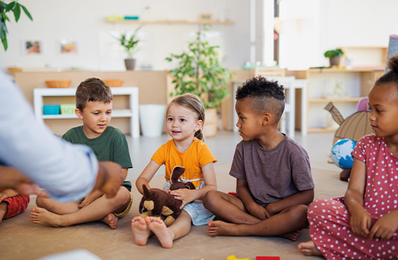 Kinderopvang gewenningstips: meisje neemt voor de eerste keer alleen deel aan de ochtendkring. Kinderopvang gewenningstips: meisje neemt voor de eerste keer alleen deel aan de ochtendkring.