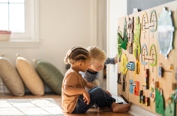 Peuterschool: kinderen lossen puzzelspelletjes op in de peuterschool.